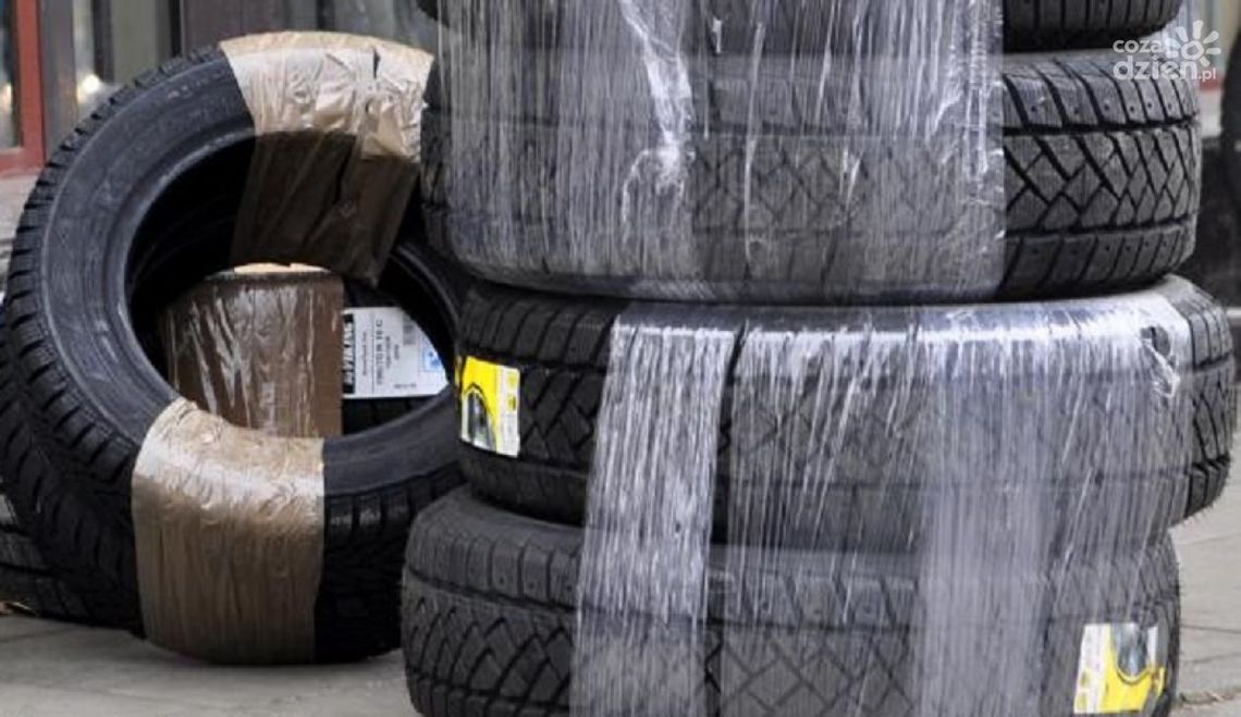 Poprzecinał opony w samochodach