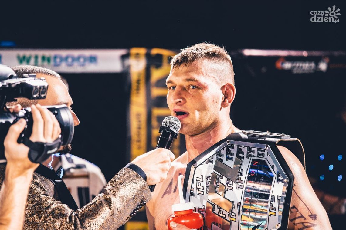 Porażka Cezarego Kęsika podczas 74. gali KSW Porażka Cezarego Kęsika podczas 74. gali KSW