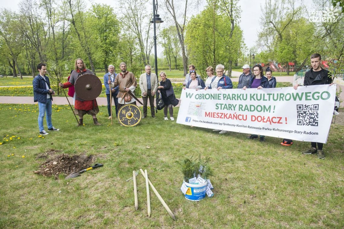 Posadzili symboliczne drzewo w Starym Ogrodzie