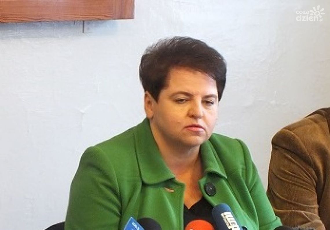 Posłanka Wróbel prezentuje własny sondaż Posłanka Wróbel prezentuje własny sondaż