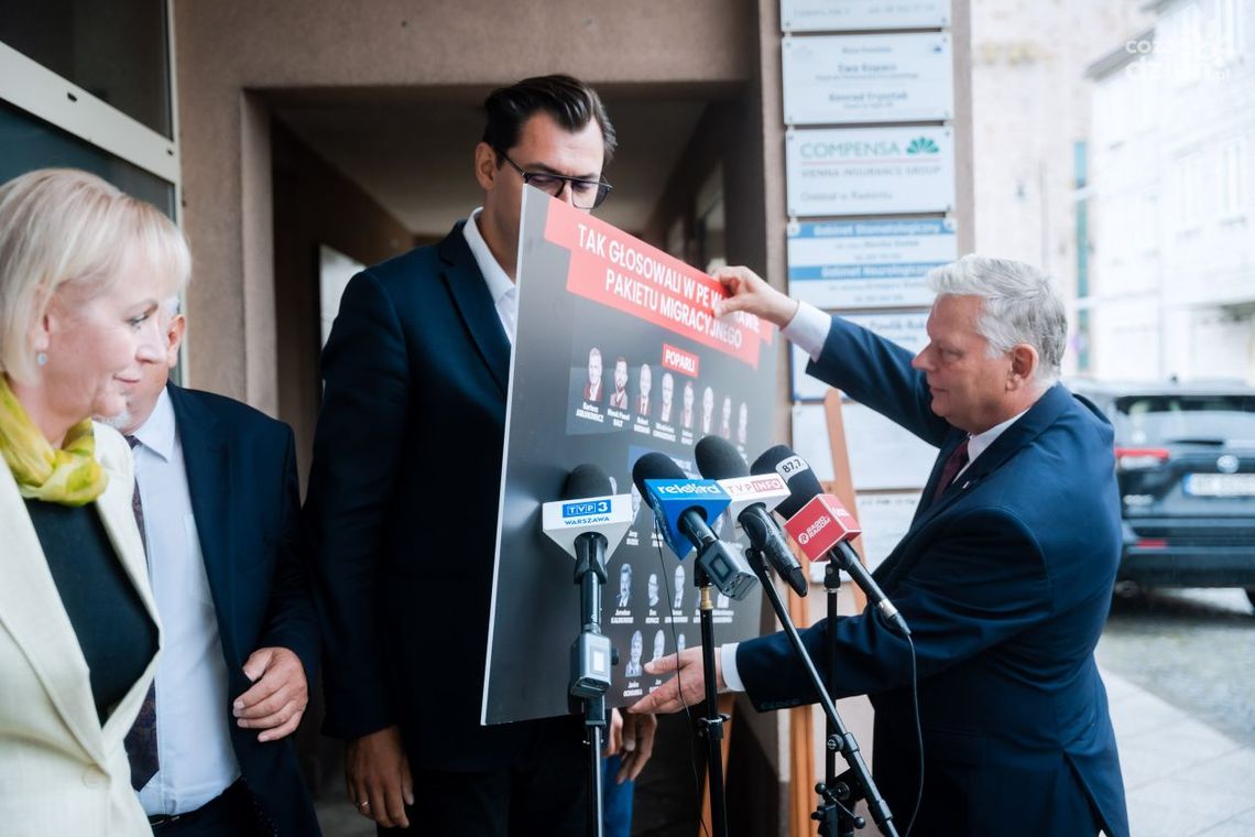 Posłowie PiS przed siedzibą Platformy Obywatelskiej