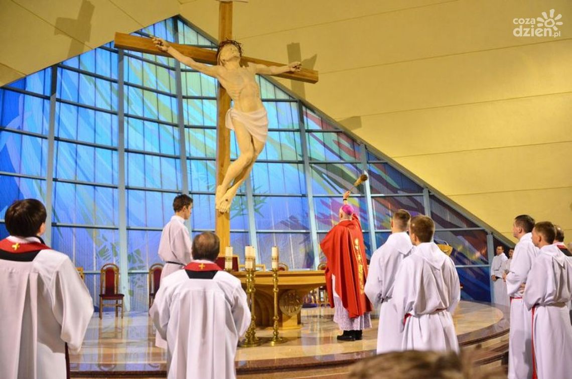 Poświęcenie figury Jezusa w kościele filipinów w Radomiu
