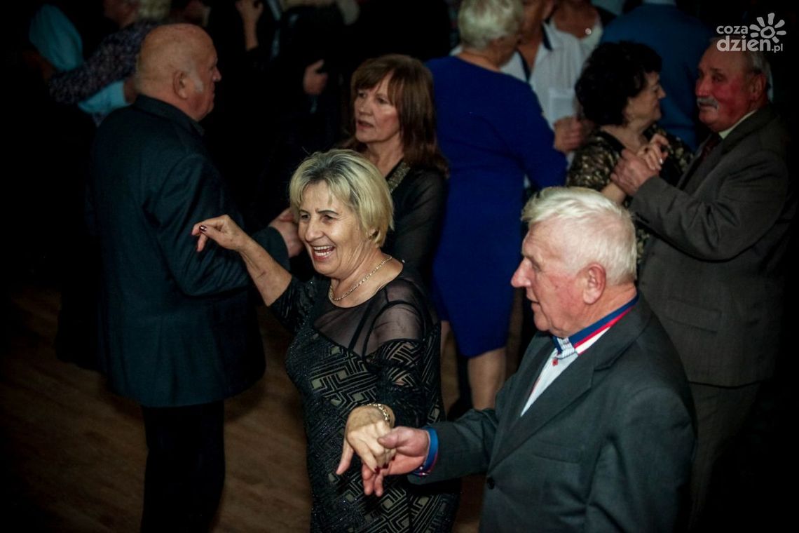 Potańcówka dla seniorów w DK Idalin (zdjęcia)