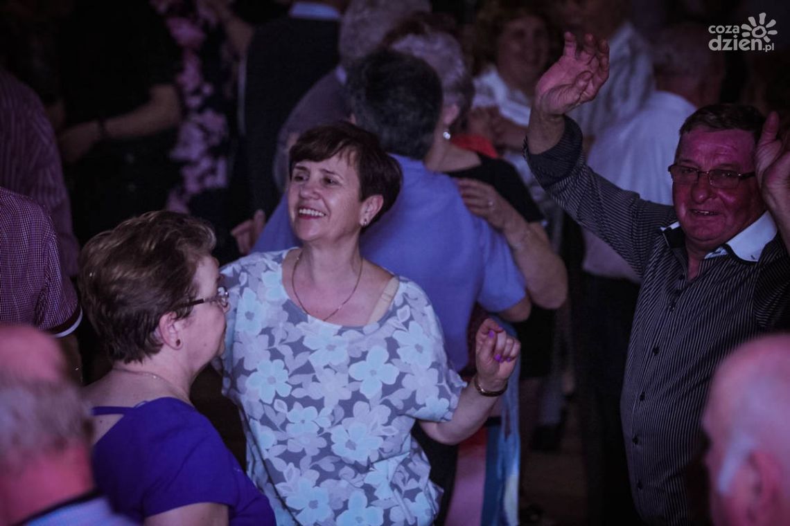 Potańcówka dla seniorów w domu kultury "Idalin"