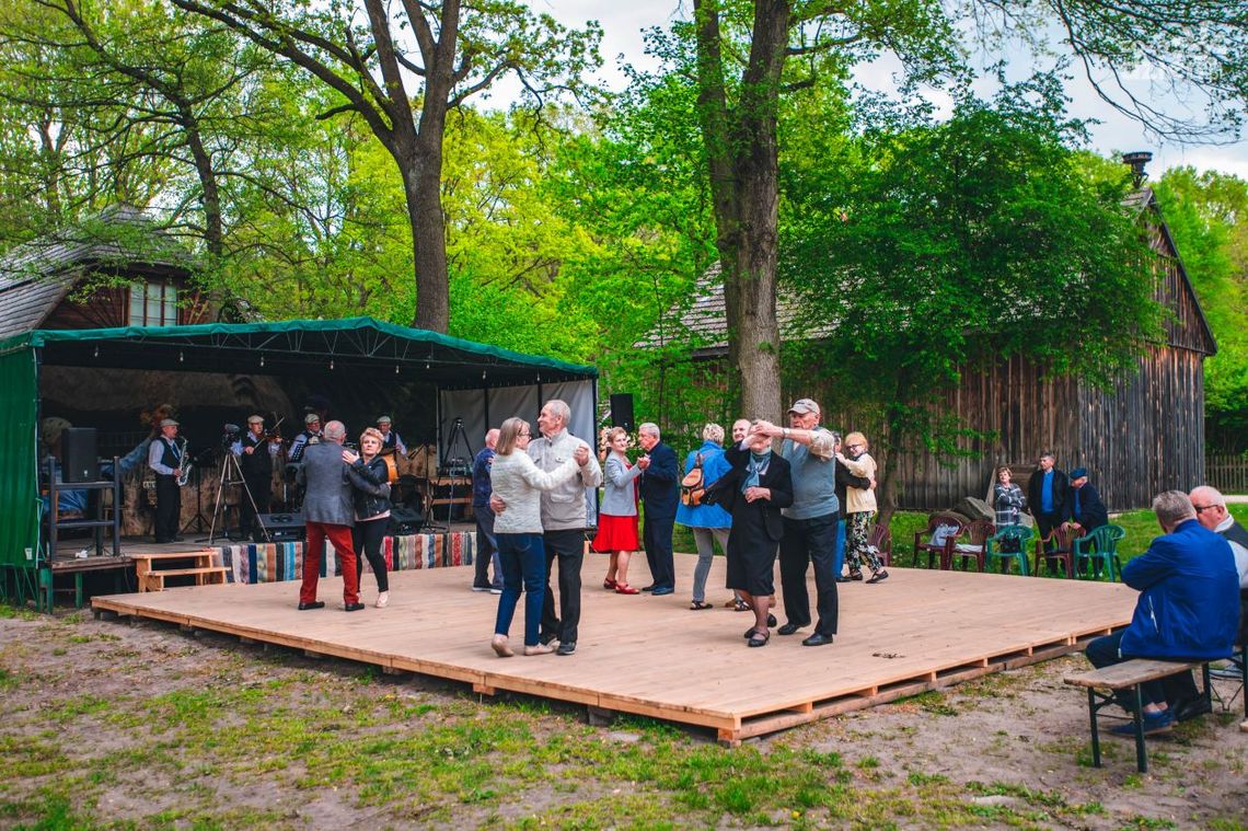 Potańcówka „Pod dębem”