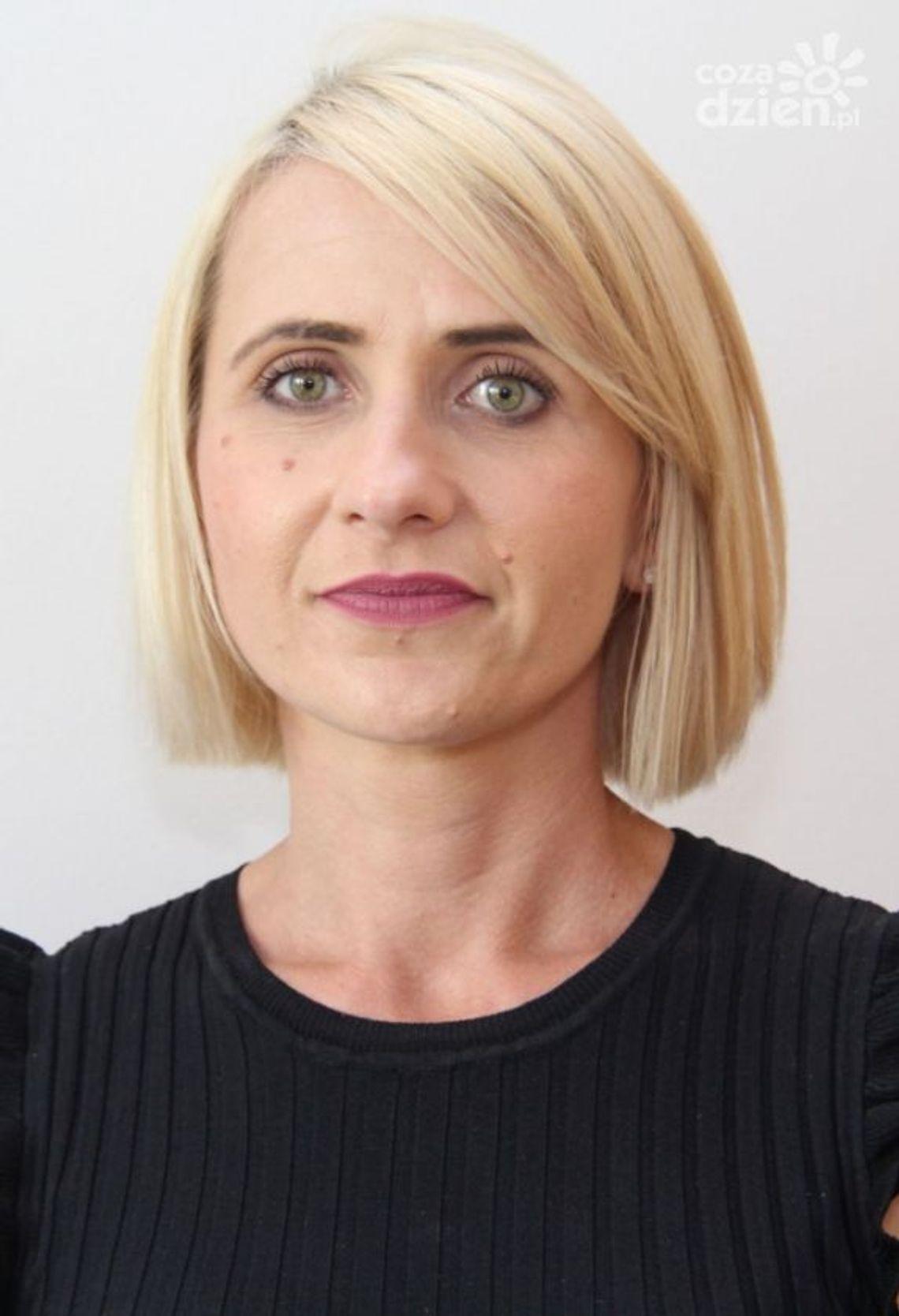 Potera: Złodzieje obserwują kolejki do bankomatów