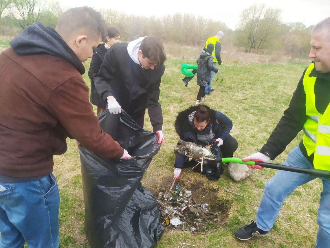 Potłuczone szkło i popiół. To wywożą na Piotrówkę