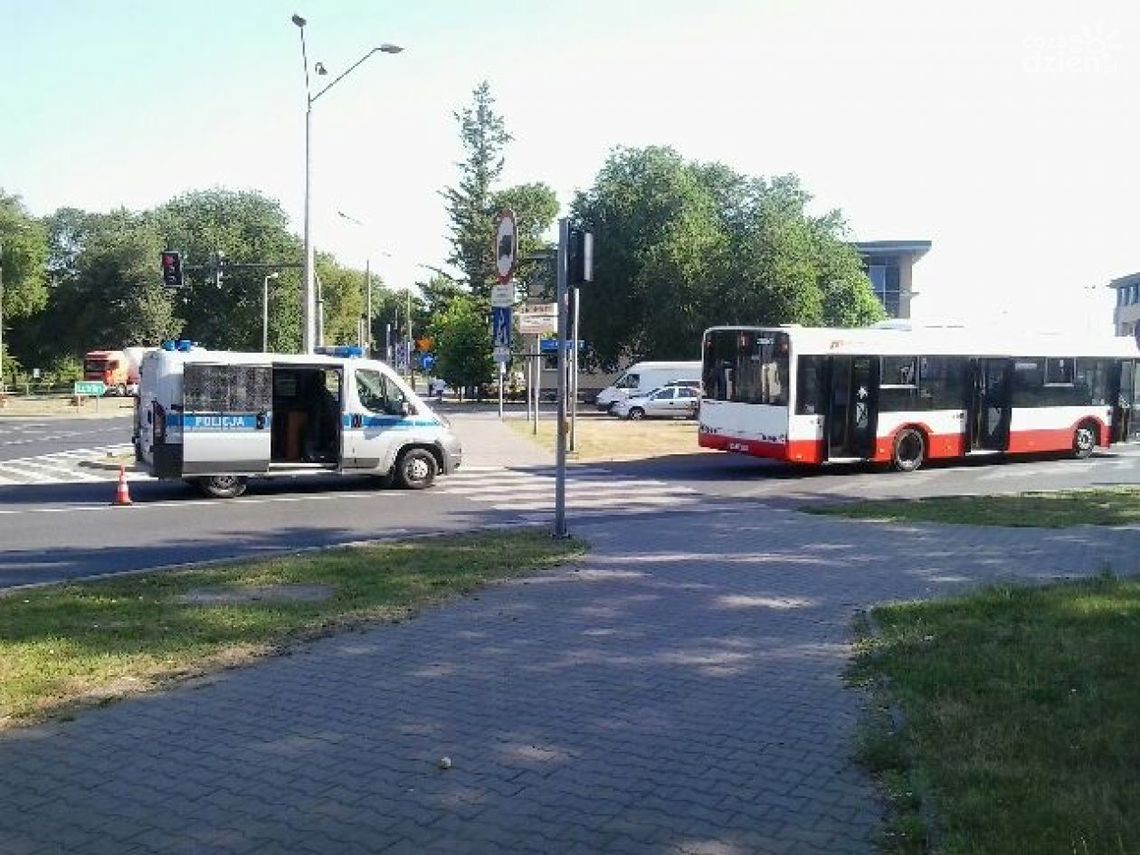 Potrącenie na rondzie ks. Romana Kotlarza