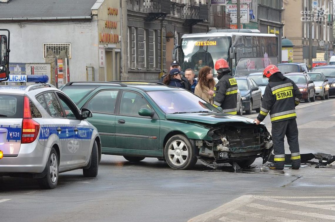 Poważna kolizja u zbiegu ulic 25 Czerwca i Żeromskiego Poważna kolizja u zbiegu ulic 25 Czerwca i Żeromskiego