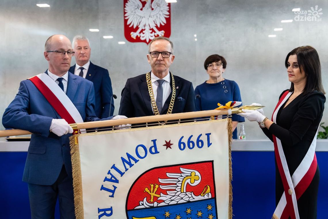 Powiat radomski ma sztandar Powiat radomski ma sztandar