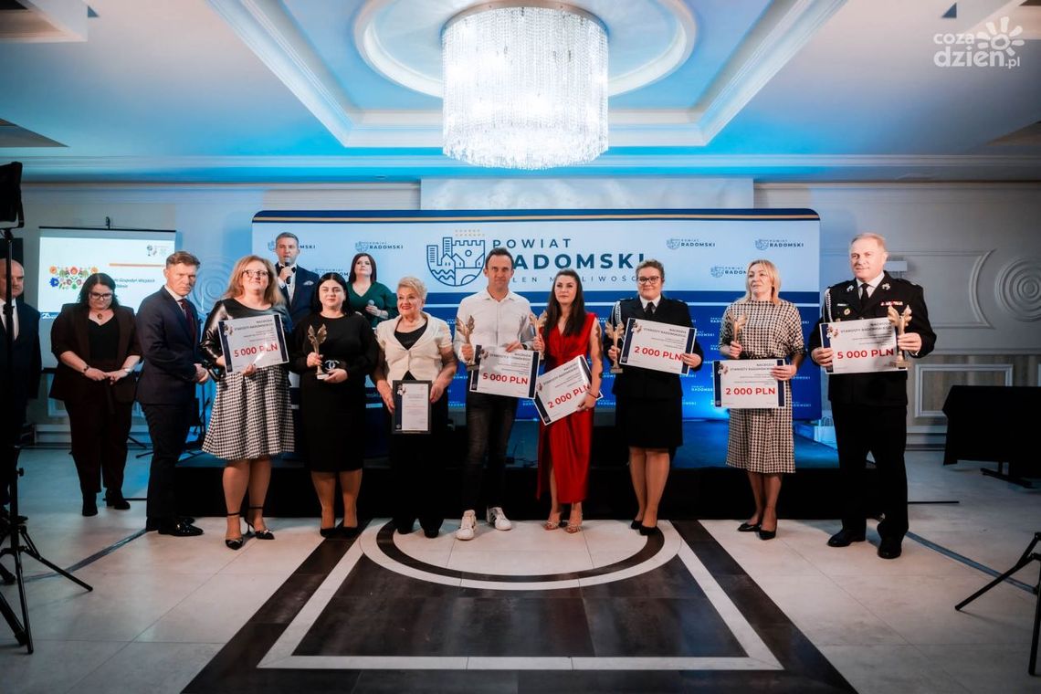 Powiat radomski nagrodził społeczników Powiat radomski nagrodził społeczników