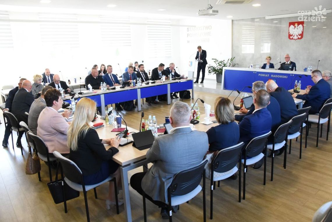 Powiat radomski przekazał gminom odcinki dróg Powiat radomski przekazał gminom odcinki dróg