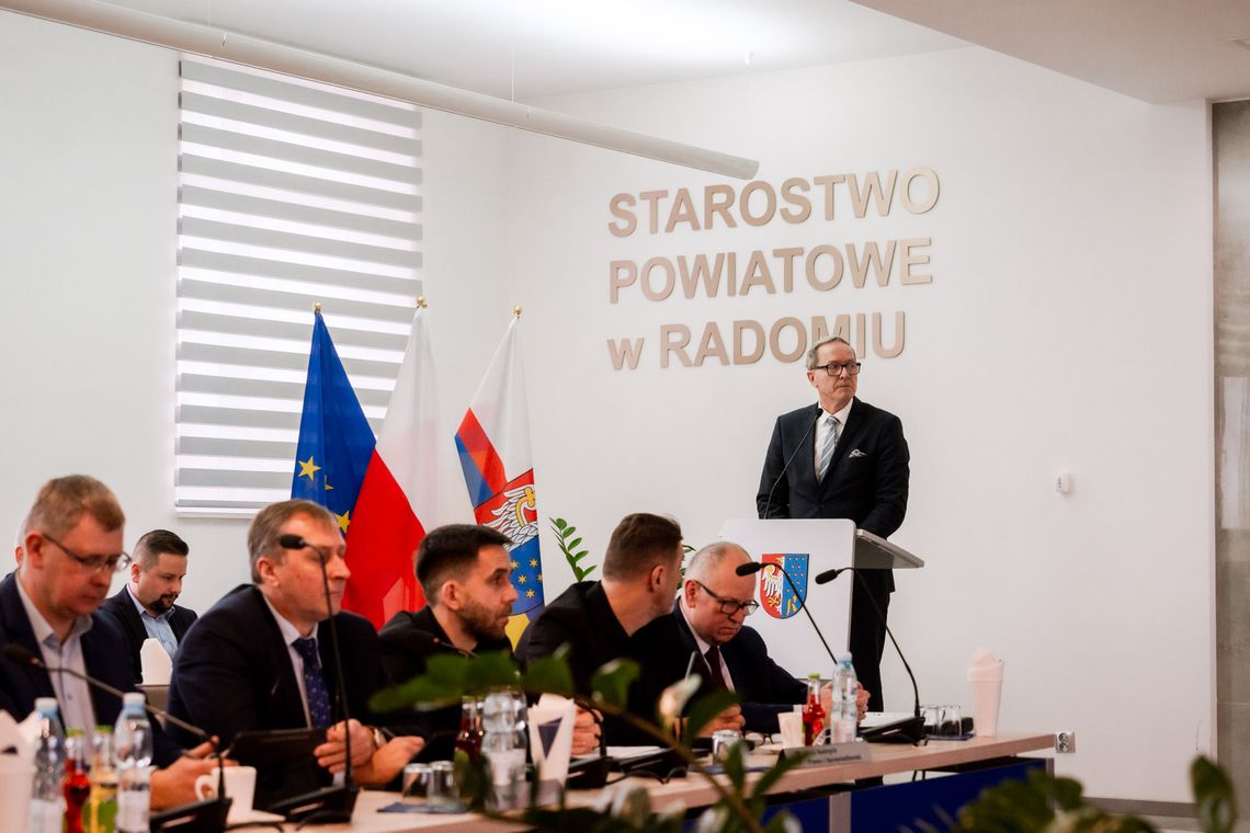 Powiat Radomski upamiętnił bohaterskiego księdza w 50-lecie Czerwca'76 Sesja Rady Powiatu