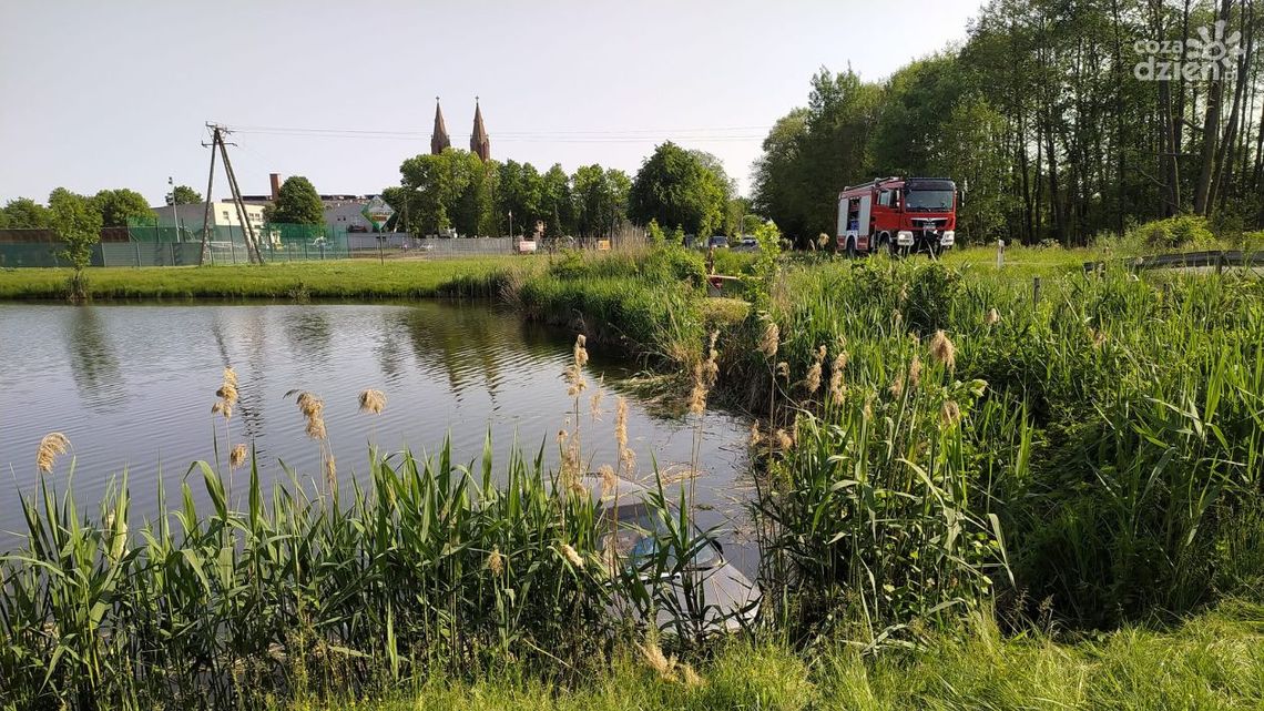 Powiat zwoleński. Samochód wpadł do stawu 