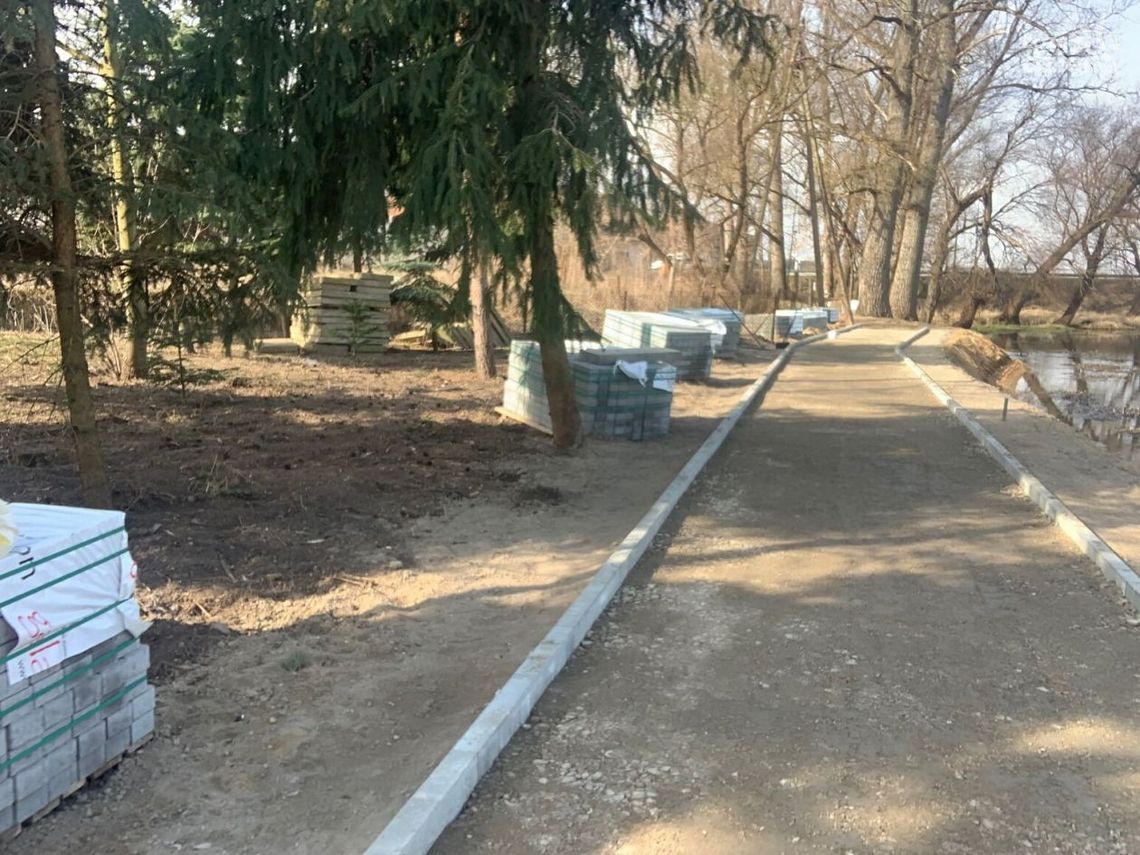 Powstaje chodnik przy jeziorze w Białobrzegach