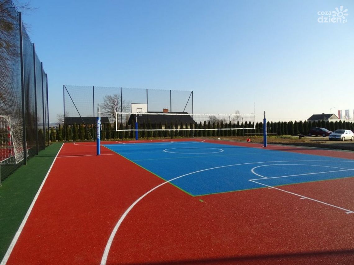 Powstały nowe boiska przy szkole w Sydole Powstały nowe boiska przy szkole w Sydole