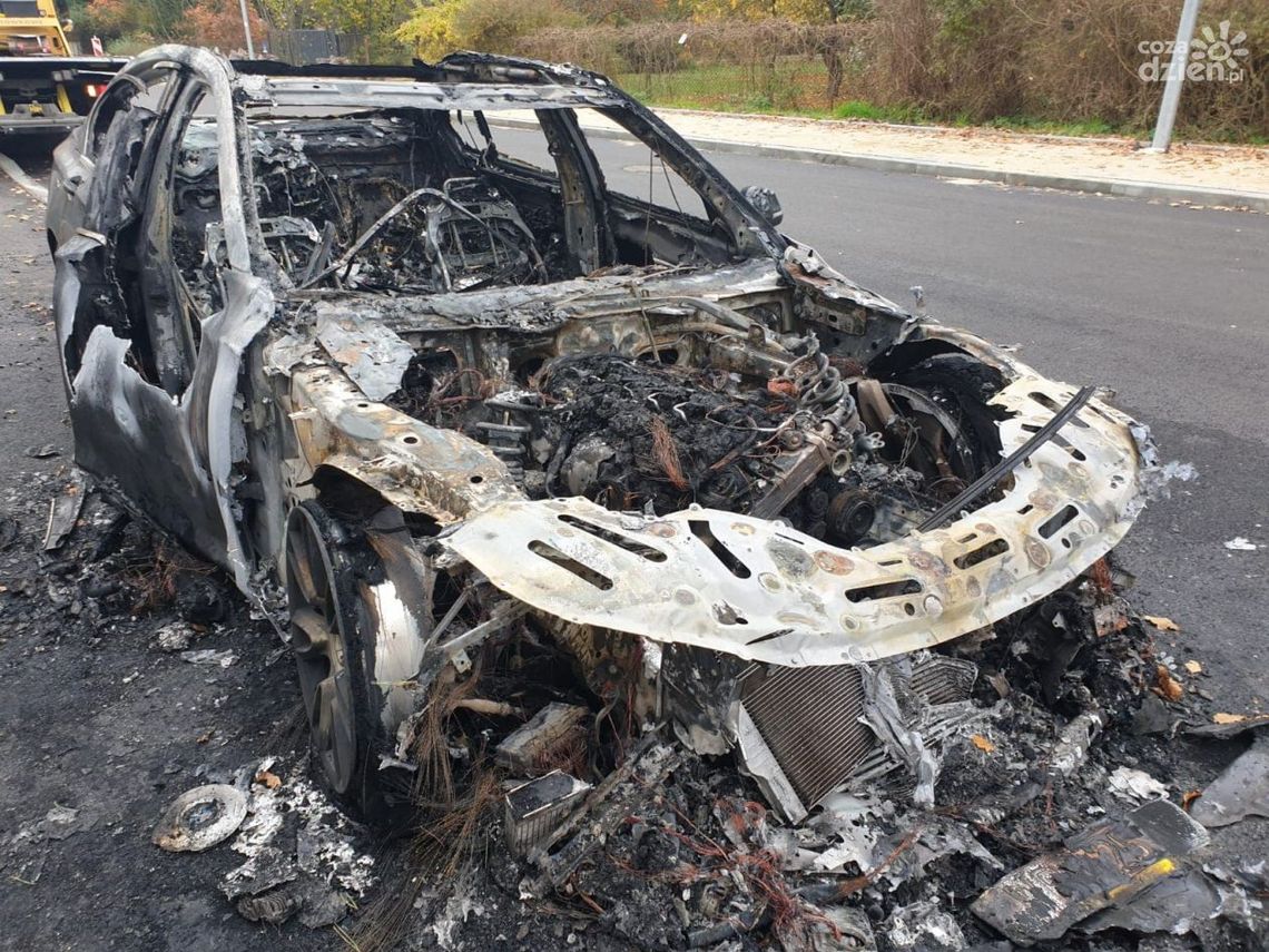 Pożar BMW. Auto spłonęło doszczętnie Pożar BMW. Auto spłonęło doszczętnie