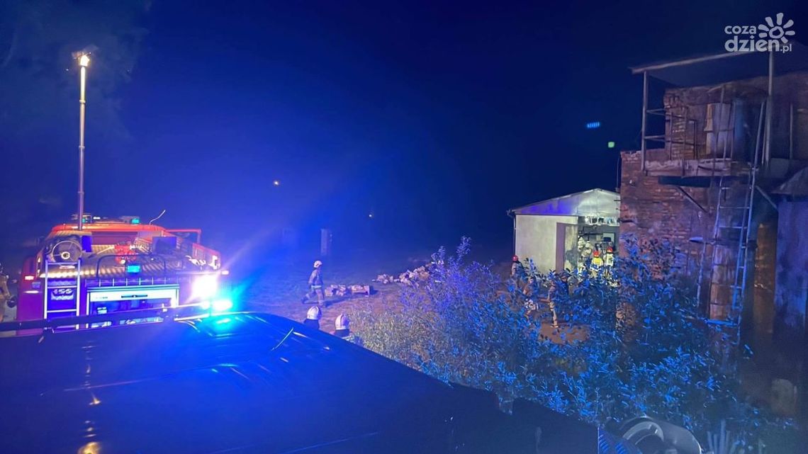 Pożar budynku magazynowego w Pionkach. Spłonęły kartony z butami