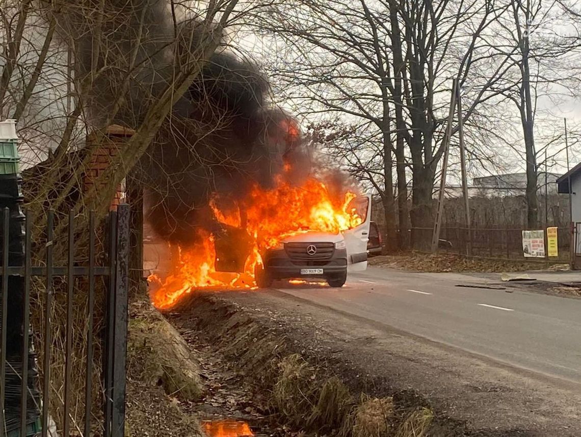 Pożar busa pod Grójcem. Pasażer poparzony Pożar busa pod Grójcem. Pasażer poparzony