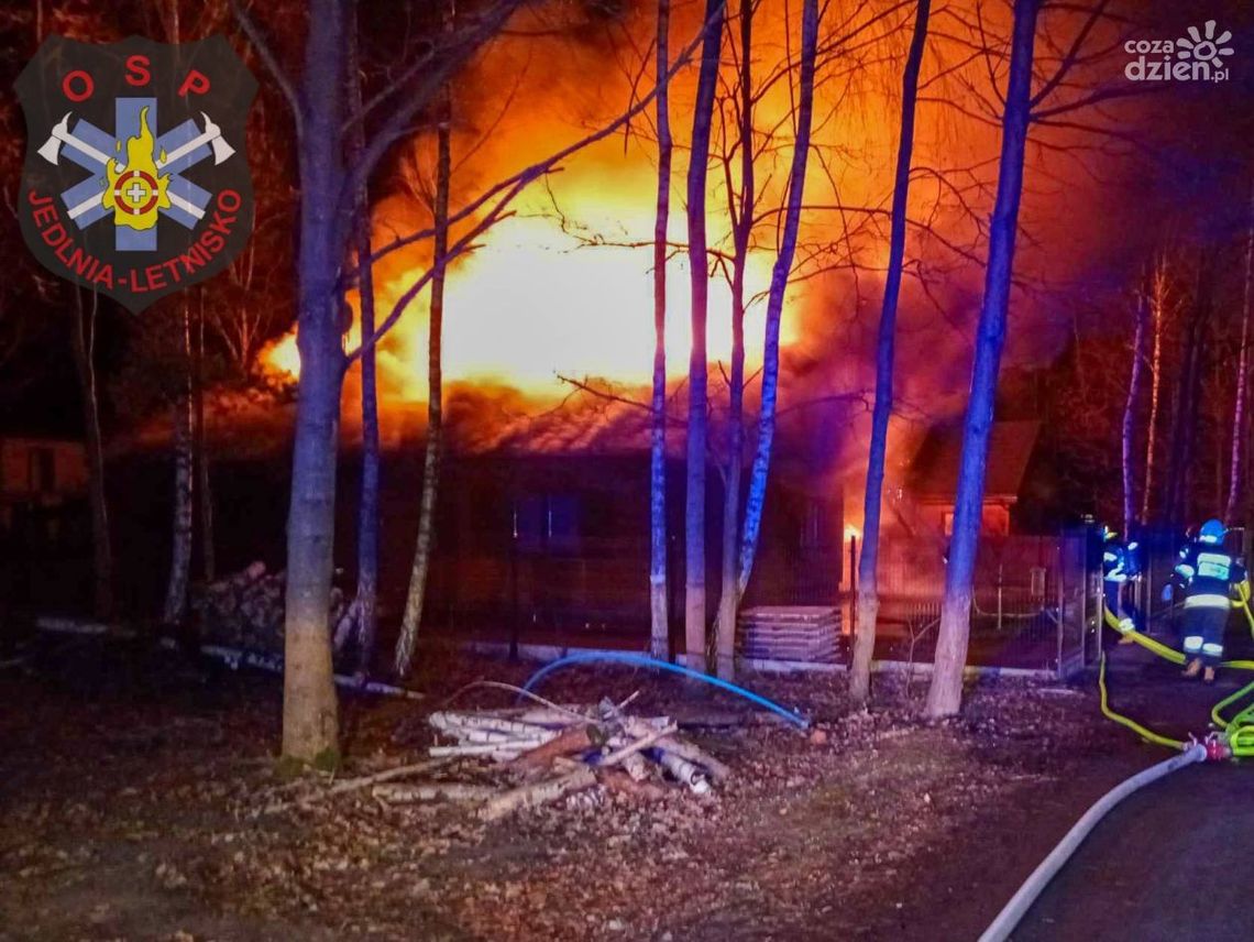 Pożar domu w Siczkach. W akcji blisko 40 strażaków, ogromne straty