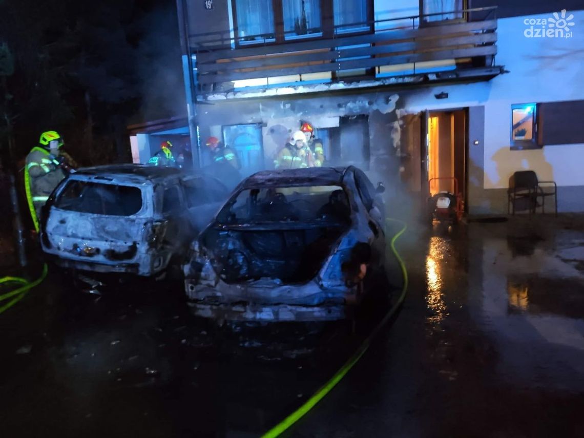 Pożar dwóch aut i elewacji budynku w Jedlni-Letnisku