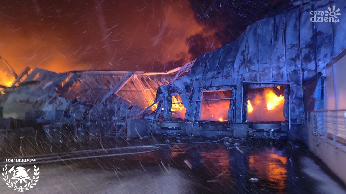 Pożar hali pod Błędowem. Trwa akcja [ZDJĘCIA]