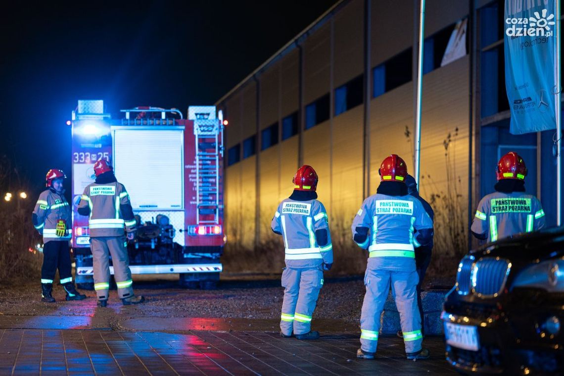 Pożar hali. Prawdopodobna przyczyna to podpalenie Pożar hali. Prawdopodobna przyczyna to podpalenie