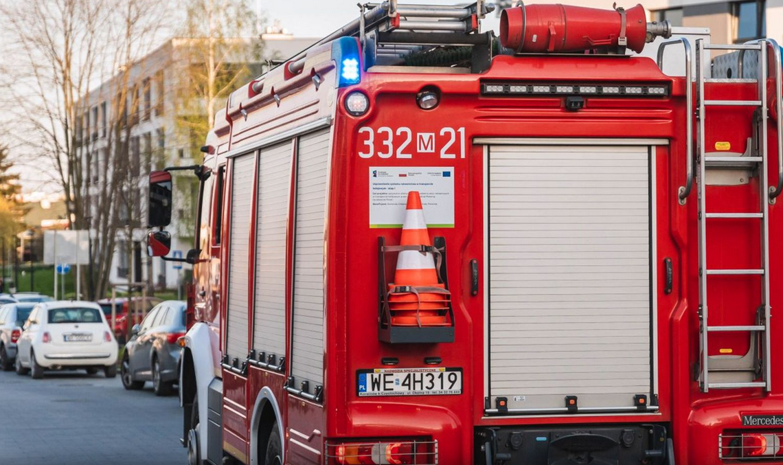 Pożar mieszkania w Radomiu. Z ogniem walczyło pięć zastępów straży
