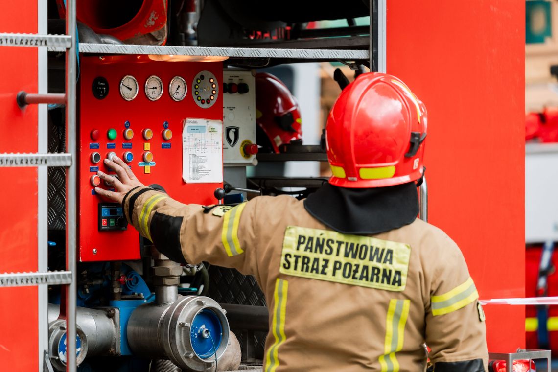 Pożar mieszkania na poddaszu bloku przy ul. Tokarskiej w Radomiu