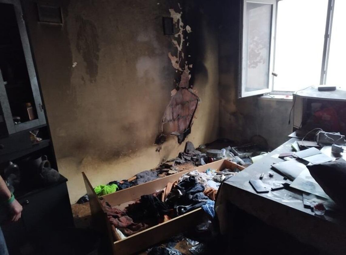 Pożar mieszkania, strach ludzi i ewakuacja. Dzielnicowa zapobiegła tragedii! Pożar w Warce