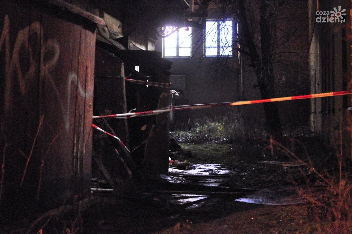 Pożar pustostanu - jedna osoba nie żyje, dwie w szpitalu (AKTUALIZACJA) Pożar pustostanu - jedna osoba nie żyje, dwie w szpitalu (AKTUALIZACJA)