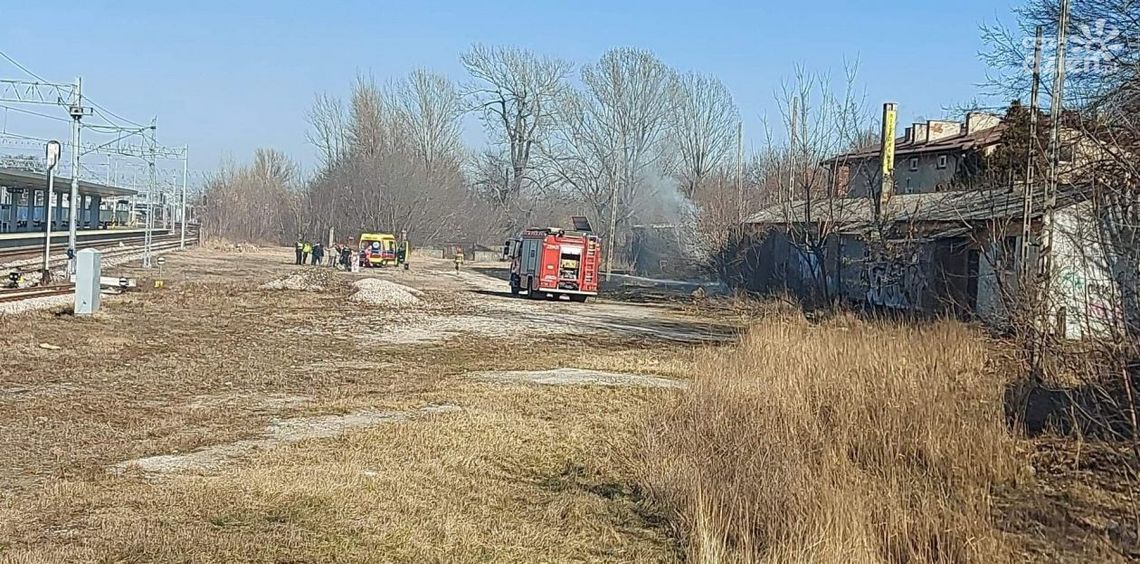 Pożar traw przy torach. Ciężko poparzony mężczyzna