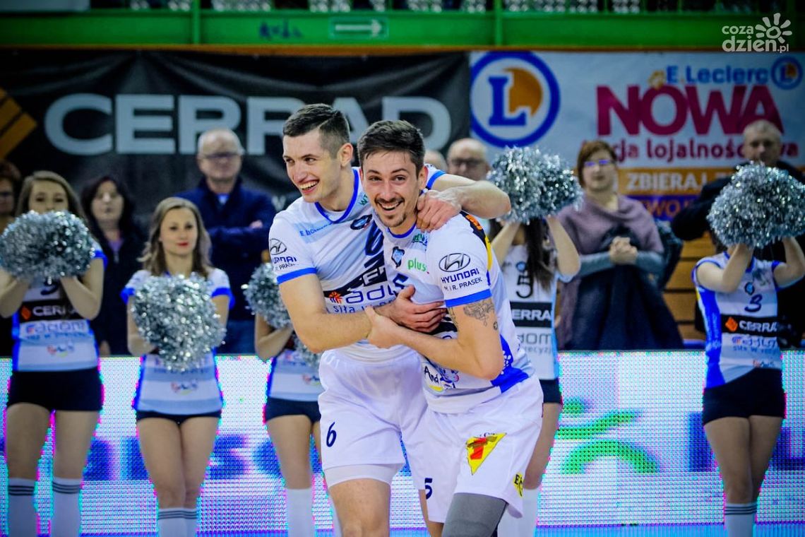 Pożar ugaszony. Czarni rozbili Będzin Pożar ugaszony. Czarni rozbili Będzin