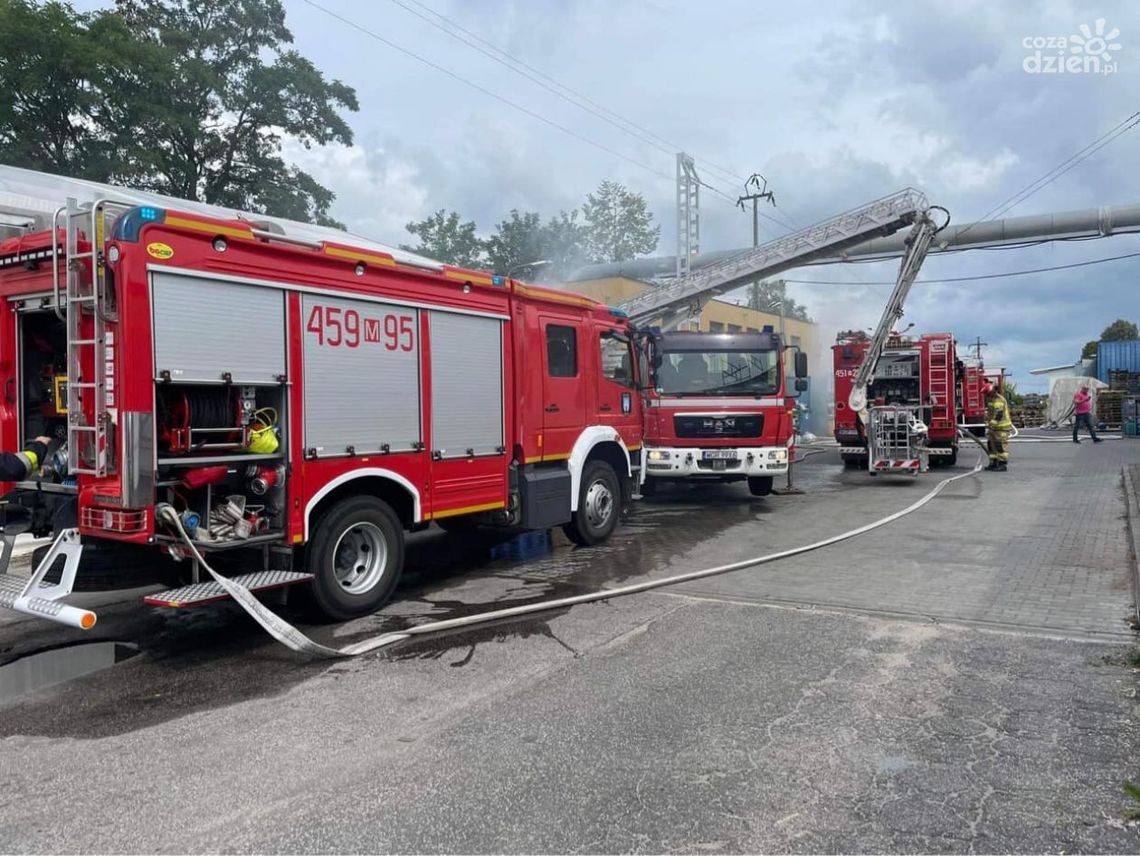 Pożar w magazynie w Grójcu. Siedem jednostek gasiło ogień