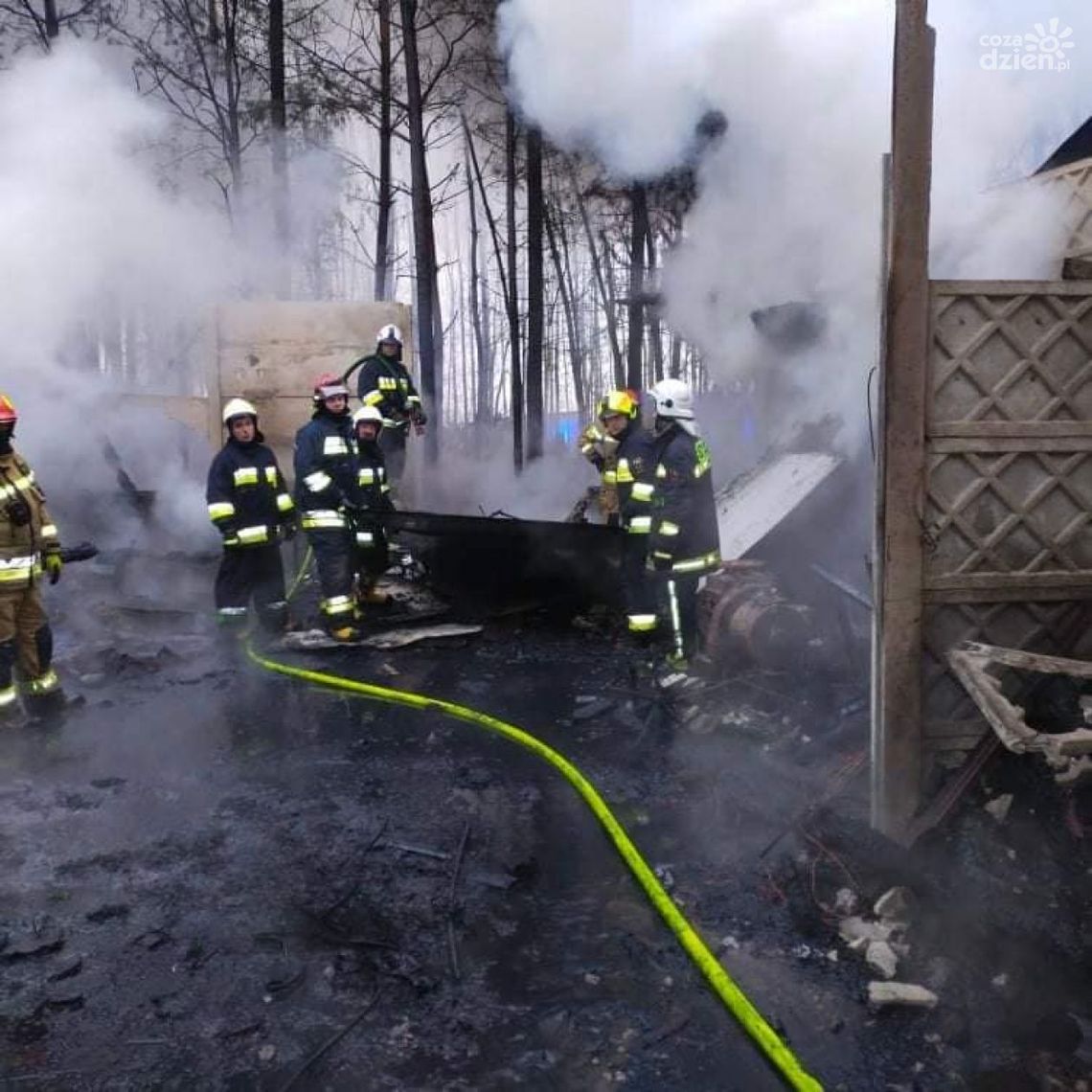 Pożar w Mniszku. Spłonął budynek i maszyny Pożar w Mniszku. Spłonął budynek i maszyny