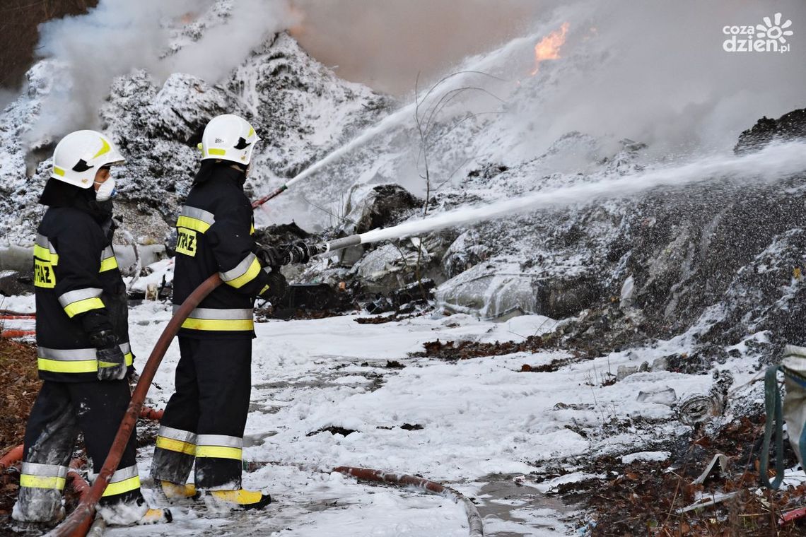 Pożar w Pionkach. Całą noc trwała akcja dogaszania Pożar w Pionkach. Całą noc trwała akcja dogaszania