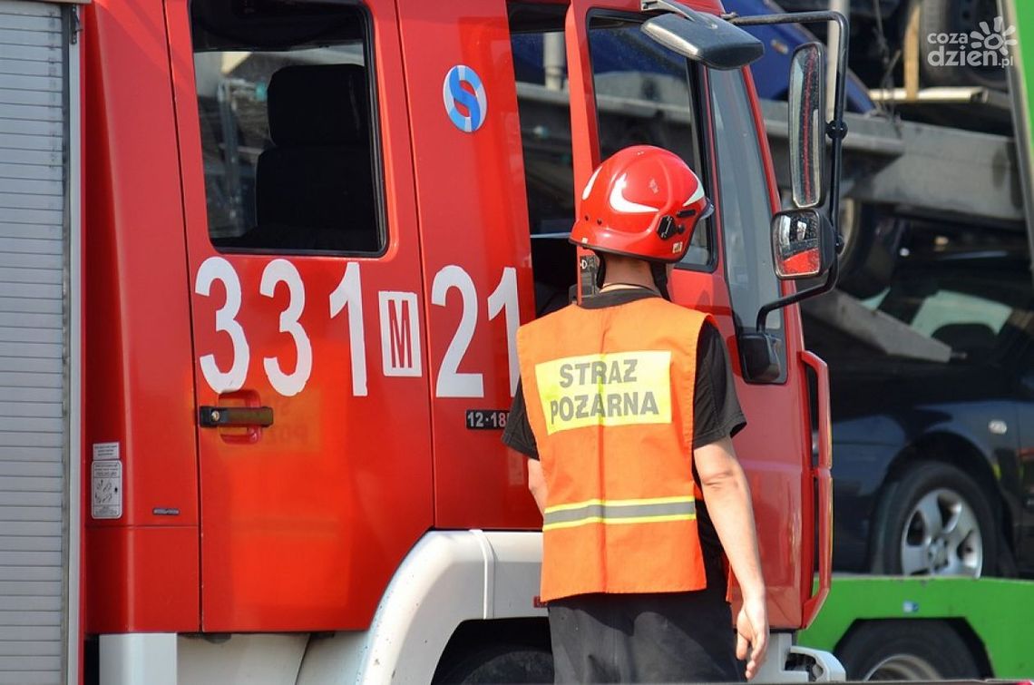 Pożar w warsztacie. Dwie osoby poparzone