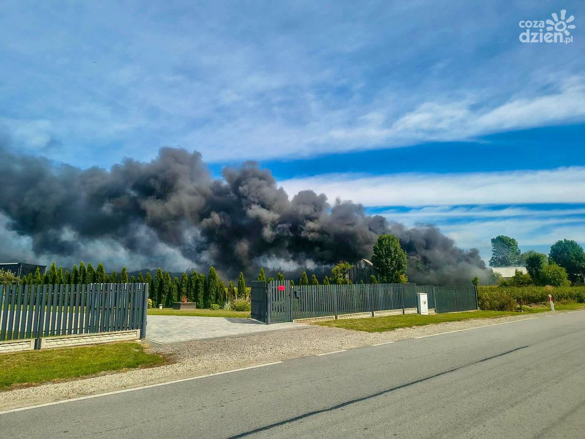 Pożar w Woli Soleckiej Drugiej. Ogień z samochodu przeniósł się na budynki gospodarcze Pożar w Woli Soleckiej Drugiej. Ogień z samochodu przeniósł się na budynki gospodarcze