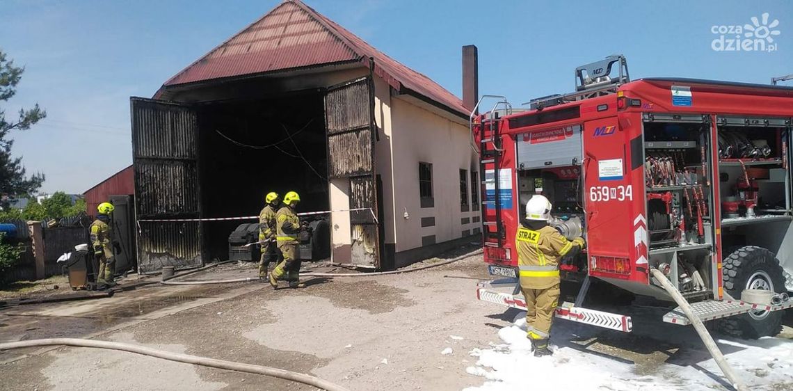 Pożar warsztatu. Spłonęły dwie ciężarówki