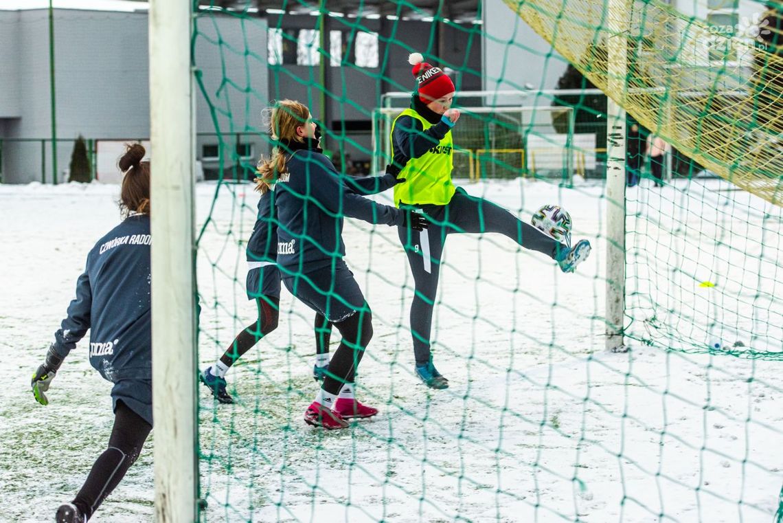 Pożyteczny sparing piłkarek radomskiego HydroTrucku Pożyteczny sparing piłkarek radomskiego HydroTrucku