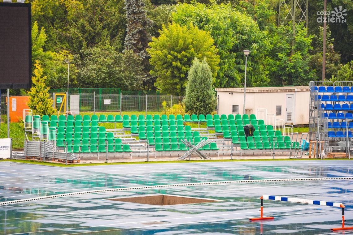 Prace na stadionie przy Narutowicza powoli dobiegają końca. Trwa montaż trybuny
