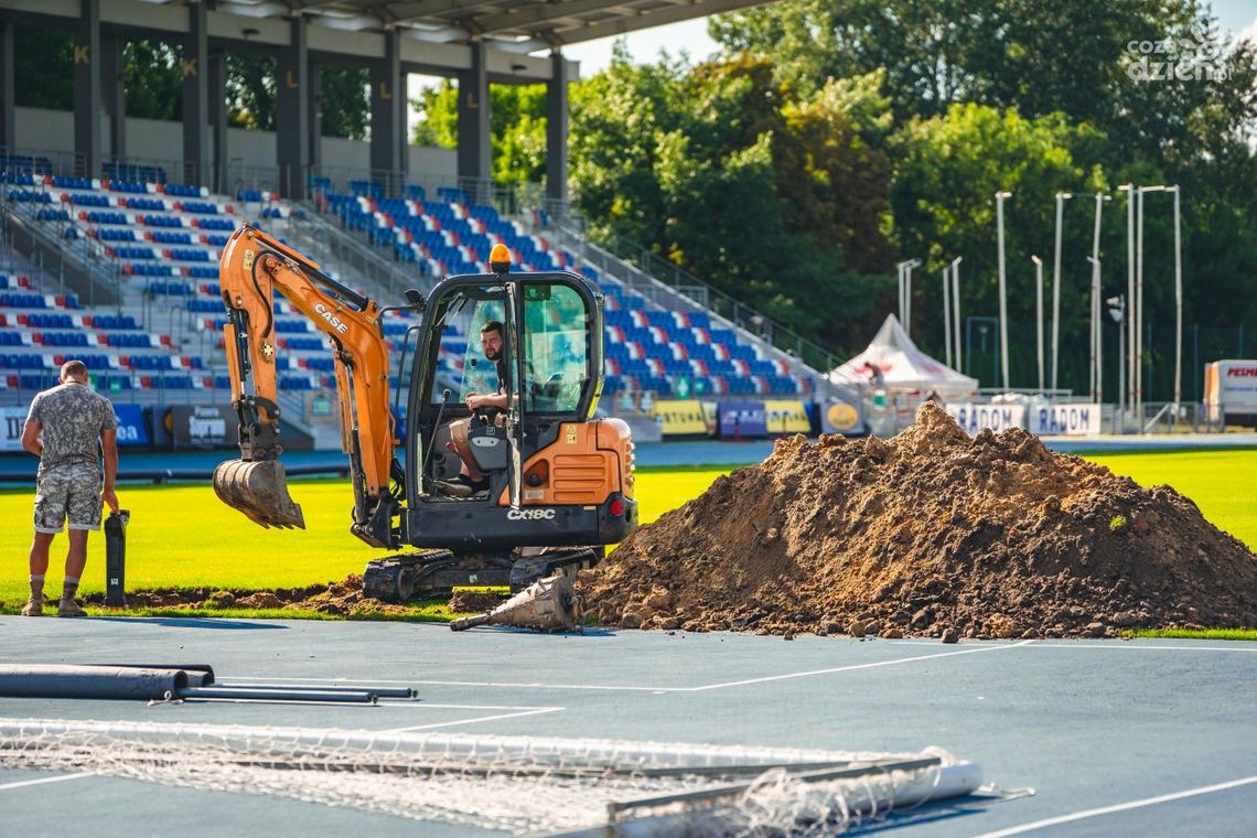 Prace nad montażem systemu podgrzewanej murawy na stadionie przy Narutowicza 9 trwają