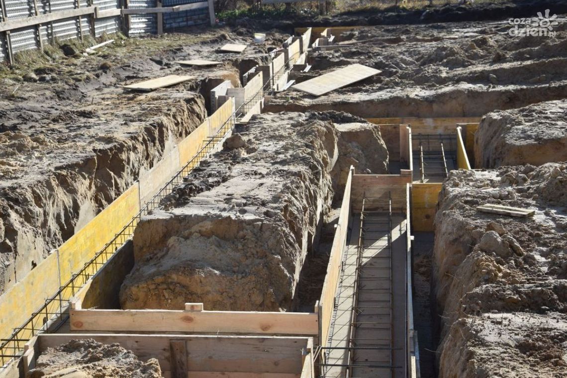 Prace ruszyły. Budują bibliotekę i Klub Seniora