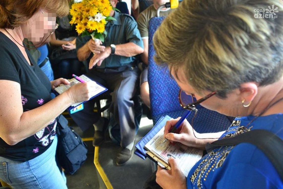 Pracownicy MZDiK kontrolują bilety w autobusach