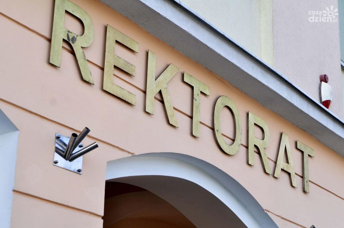 Pracownicy politechniki z połową pensji Pracownicy politechniki z połową pensji