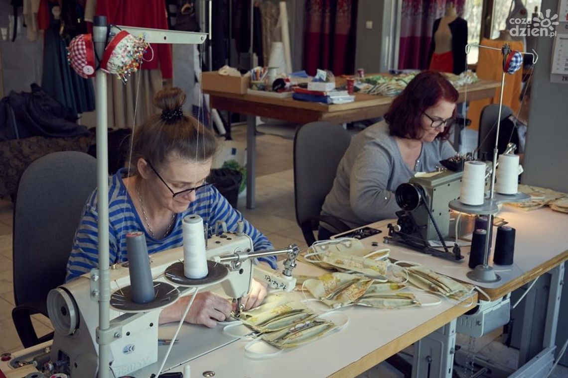 Pracownicy teatru szyją maseczki
