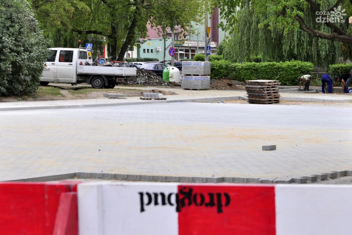 Prawie gotowy parking przy podstawówce przy ul. Miłej