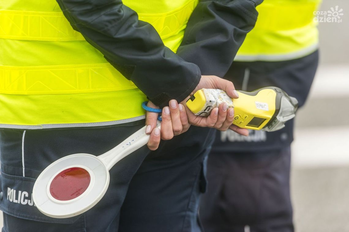 Prawie potrąciła policjanta. Pościg za pijaną kobietą