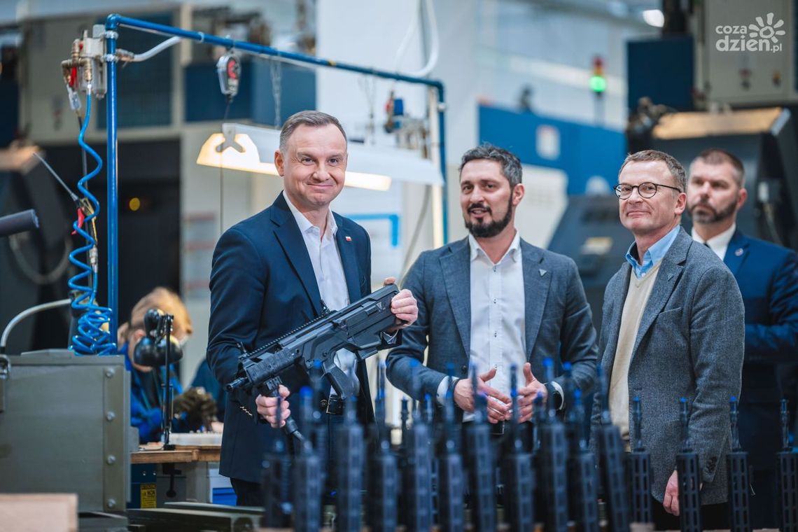 Prezydent Andrzej Duda z wizytą w Fabryce Broni. Chwalił produkowaną broń Prezydent Andrzej Duda z wizytą w Fabryce Broni. Chwalił produkowaną broń