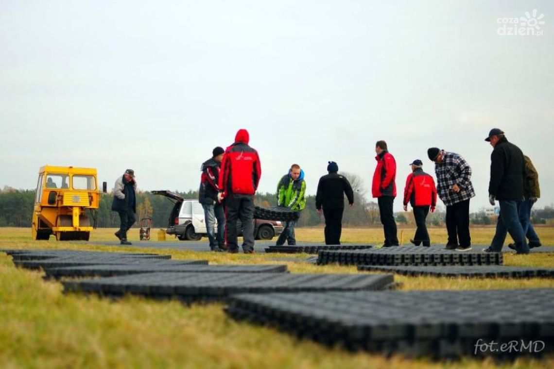 Próbny odcinek pasa startowego na lotnisku w Piastowie